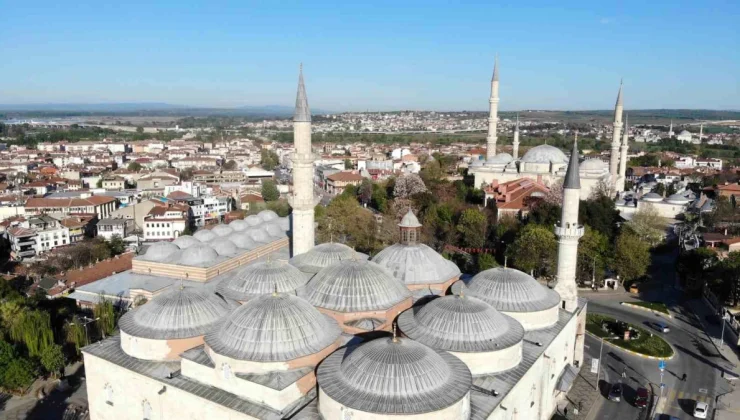 Edirne’de Binlerce Vatandaş Camilere Akın Etti