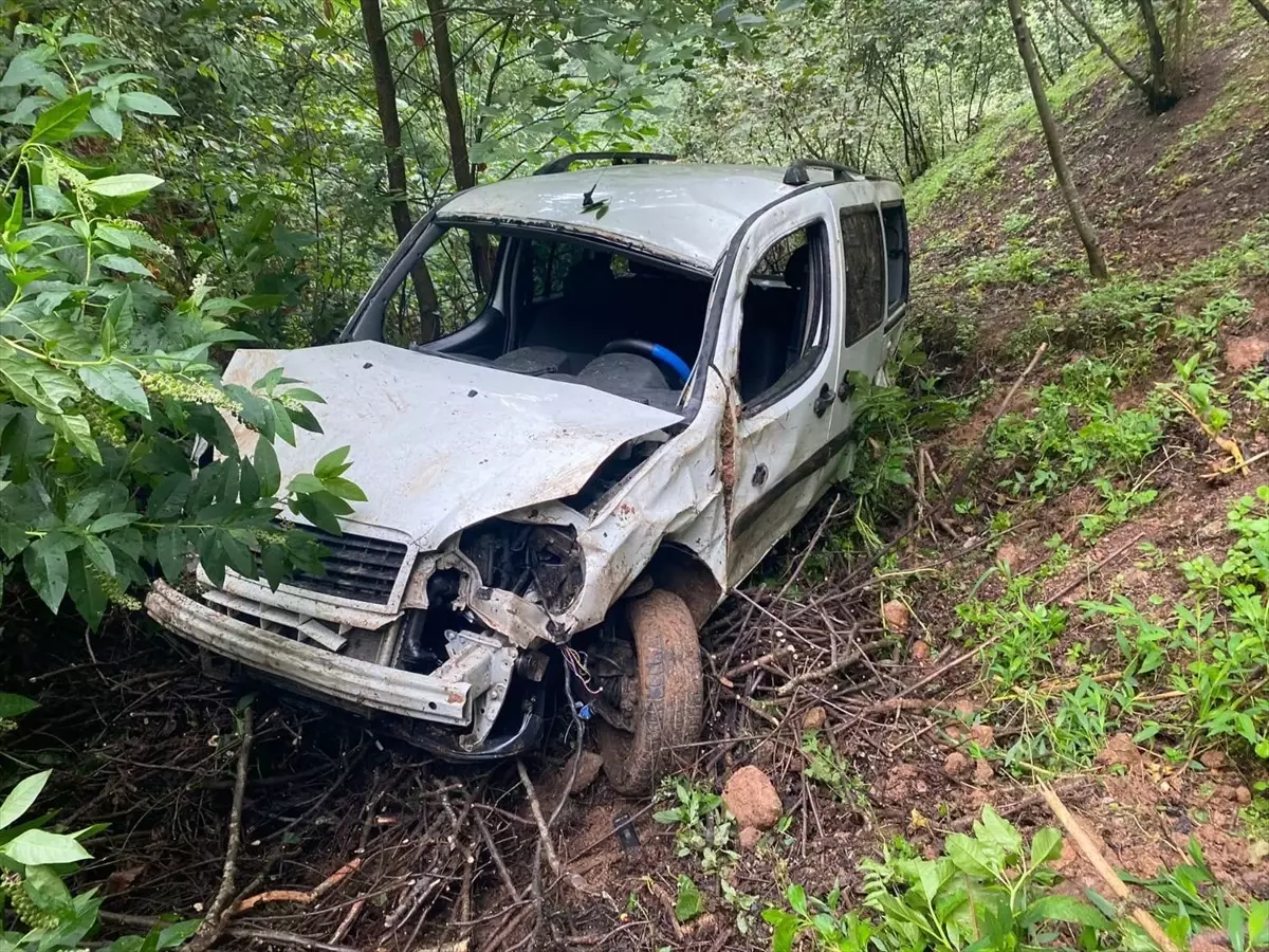 Giresun’da Hafif Ticari Araç Şarampole Devrildi: 1 Ölü, 1 Yaralı