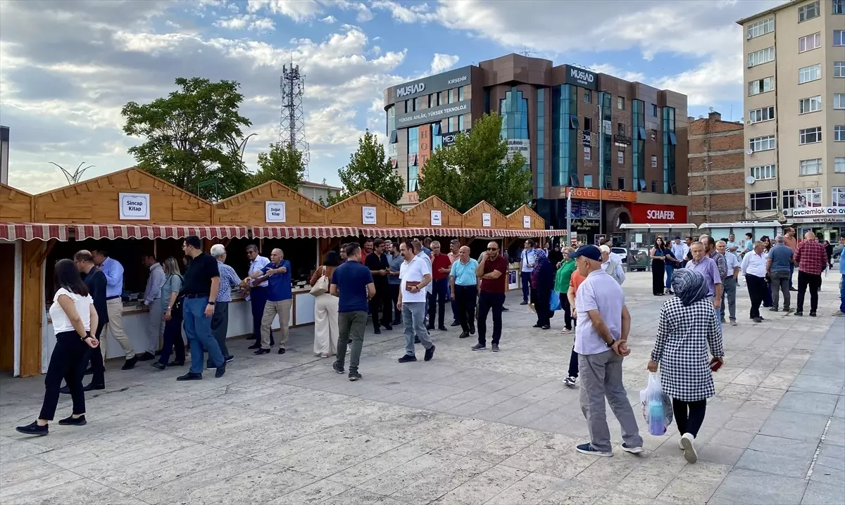 Kırşehir 3. Kitap Fuarı Cacabey Meydanı’nda Açıldı