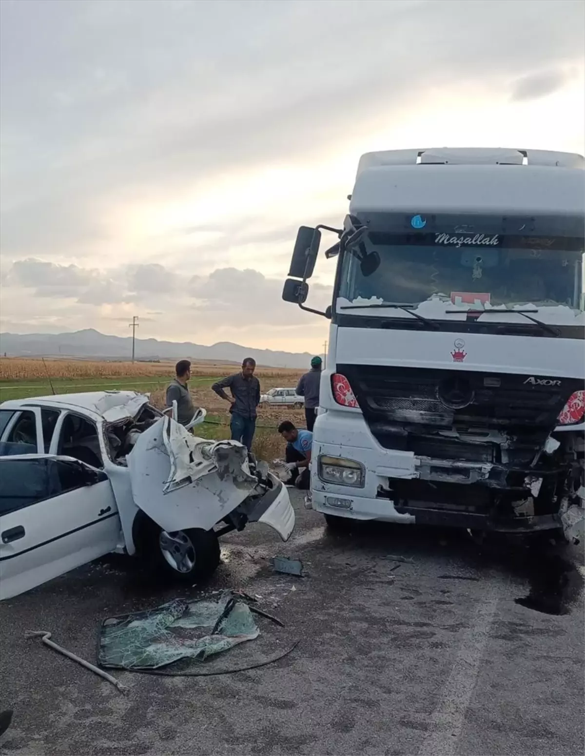 Afyonkarahisar’da Tır ve Otomobil Çarpıştı: 3 Ölü, 1 Yaralı