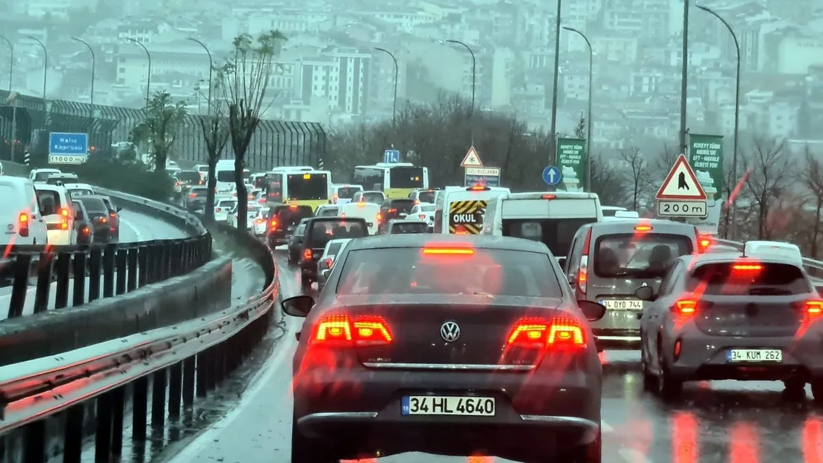 İstanbul’u lodos ve sağanak yağmur vurdu: Evleri su bastı, çadırlar uçtu, ağaçlar devrildi uçaklar başka havalimanlarına yönlendirildi