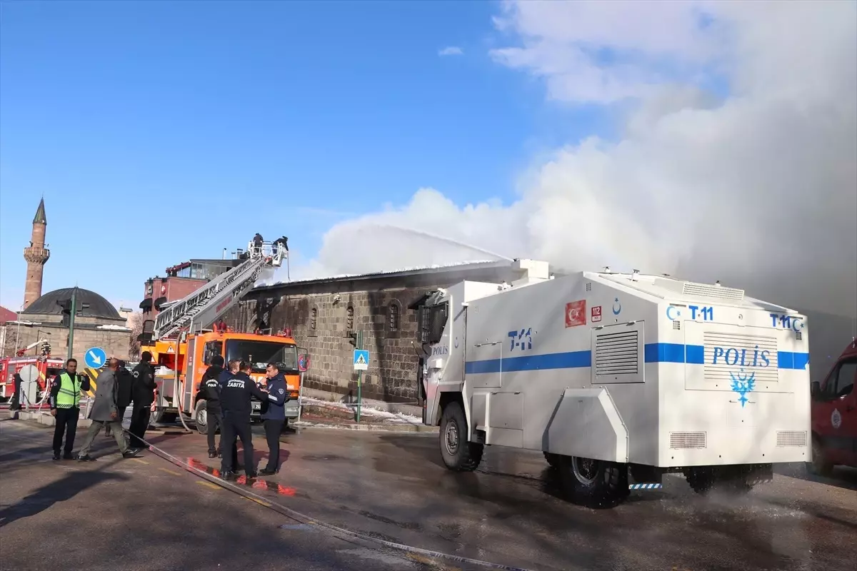 Erzurum’da Tarihi Ambarların Çatısında Yangın