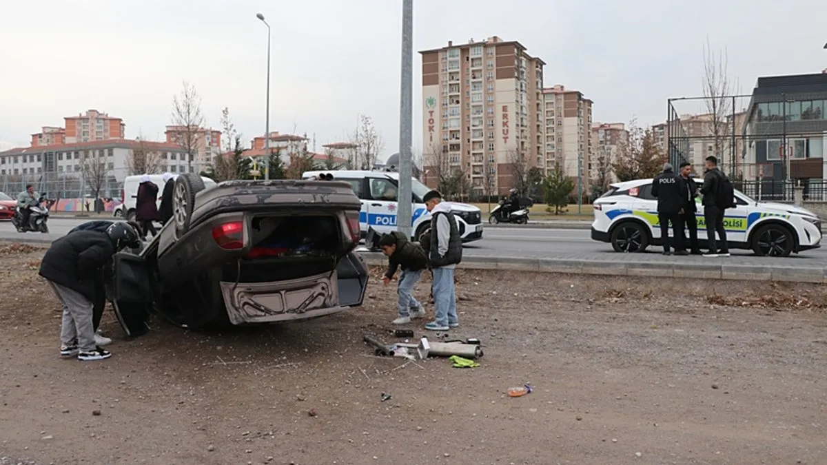 Kayseri’de yoldan çıkan araç araziye uçtu: 3 kişi yaralandı