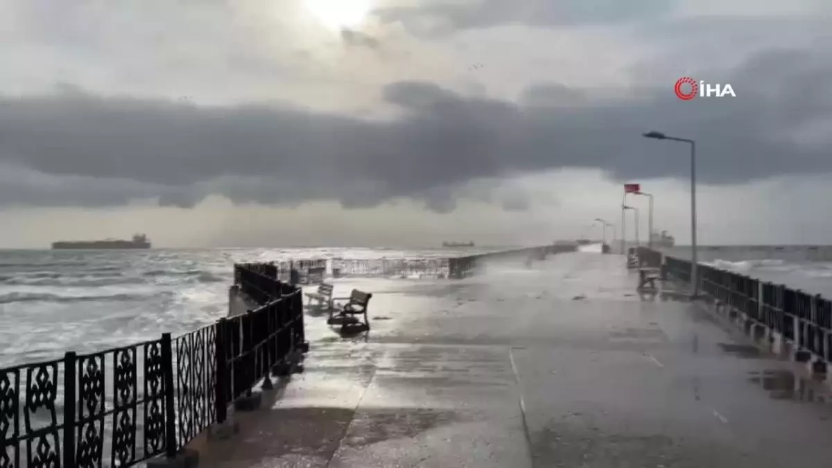 Marmara Denizi’nde Poyraz Fırtınası Deniz Ulaşımını Etkiledi