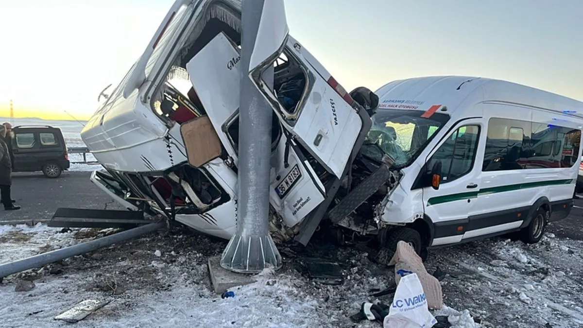 Kars’ta ortalık can pazarına döndü: Feci kazada 1’i ağır 27 yaralı!